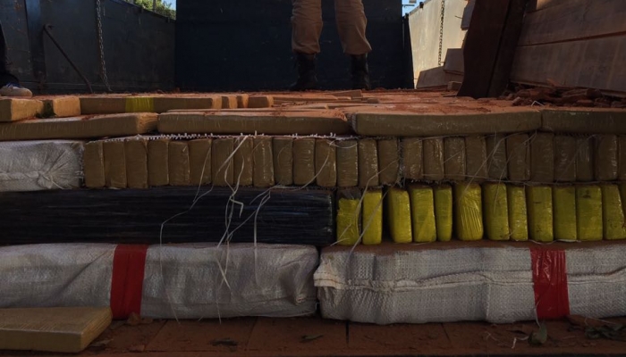 PRF apreende 4.345 kg de maconha em caminhão roubado em Franca/SP