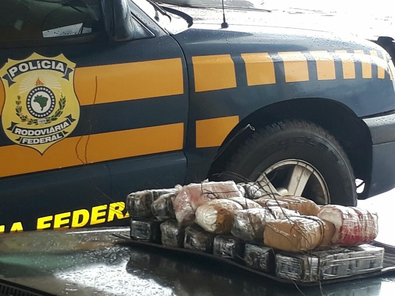 PRF apreende mais de 6 kg de cocaína que seria levada para divisa com estado de São Paulo