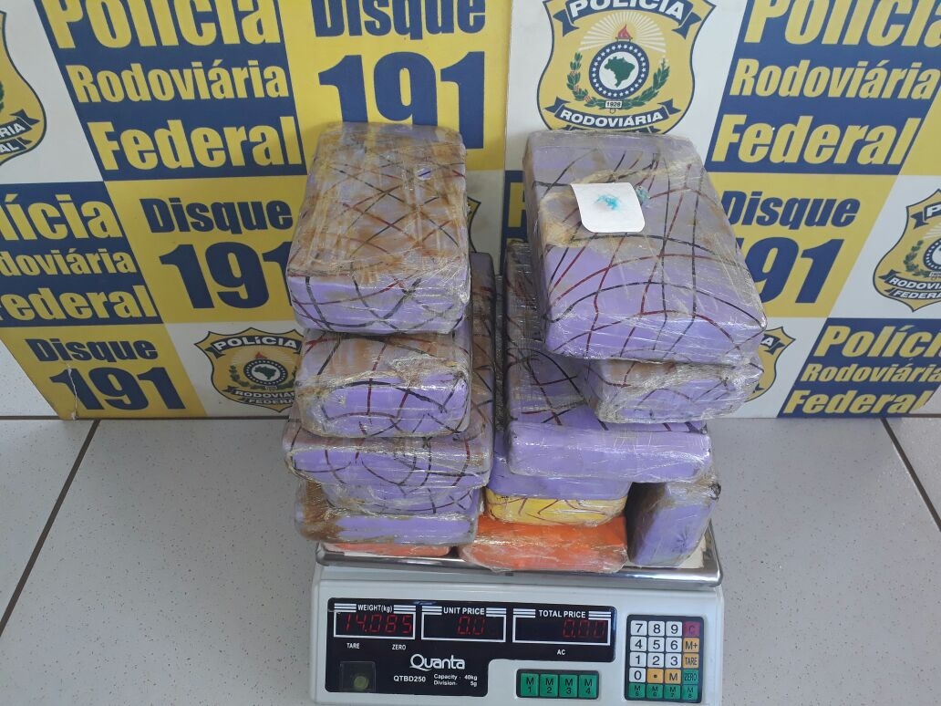 PRF intercepta 14 kg de cocaína escondida em compartimento oculto de veículo