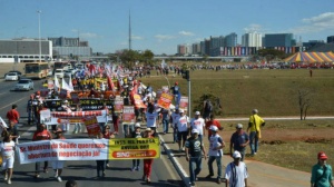 Servidores federais fazem pressão em Brasília e nas capitais