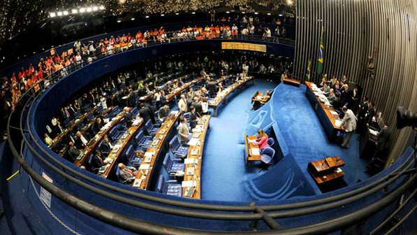 Senado aprova lei que obriga o uso do farol baixo na estrada durante o dia 