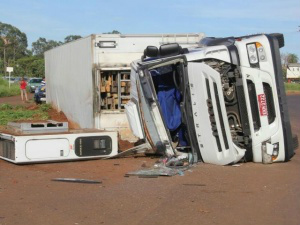 Às 7h, motorista embriagado tomba carreta em rotatória e acaba preso